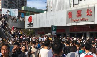 关于人潮人海的文案 人潮人海中有你有我