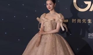 周深15秒走完红毯是哪一次 周深红毯上修伞