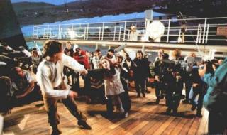 泰坦尼克号车内吻戏什么时候 泰坦尼克号画画片段